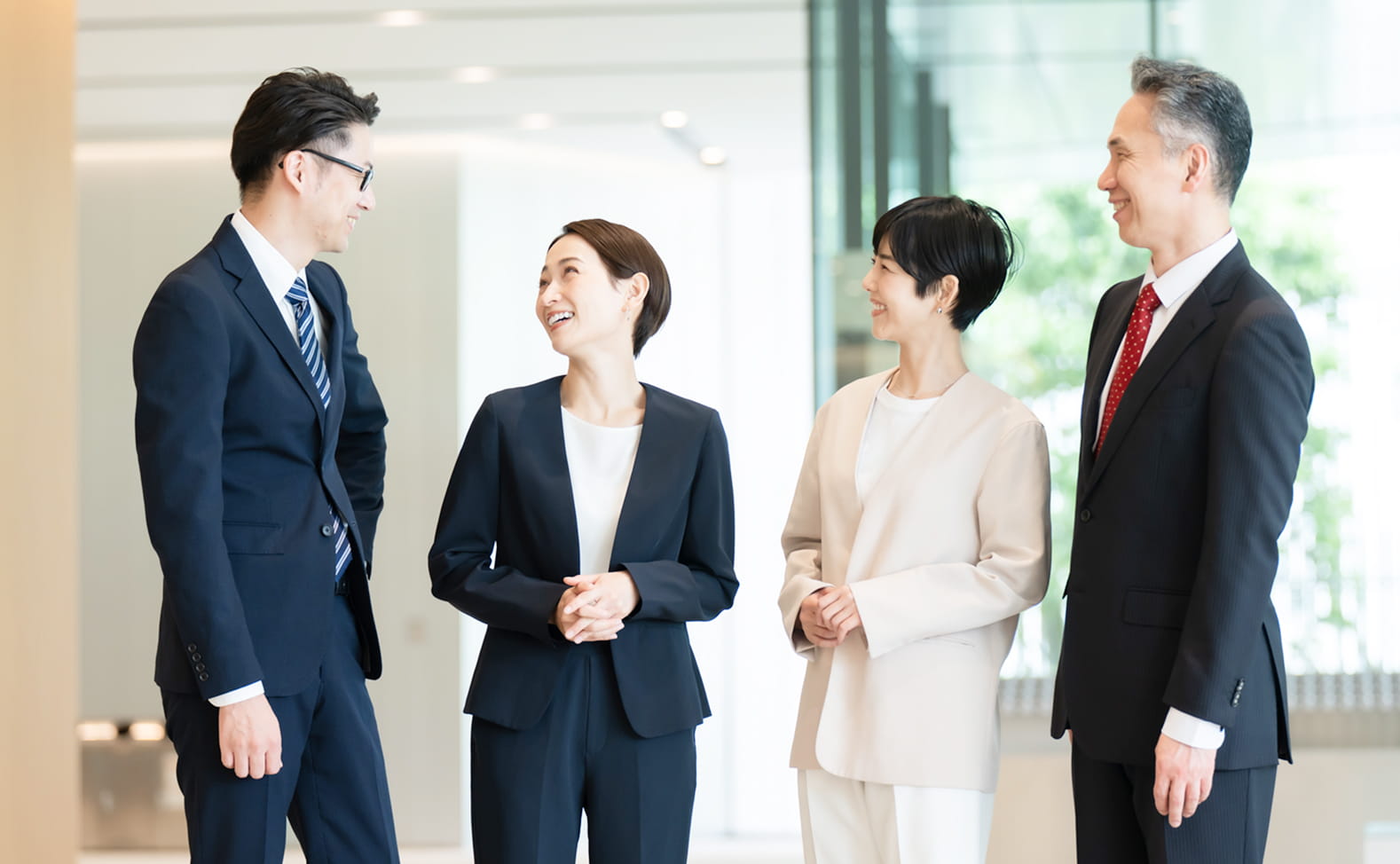 スタッフが笑顔で会話する様子