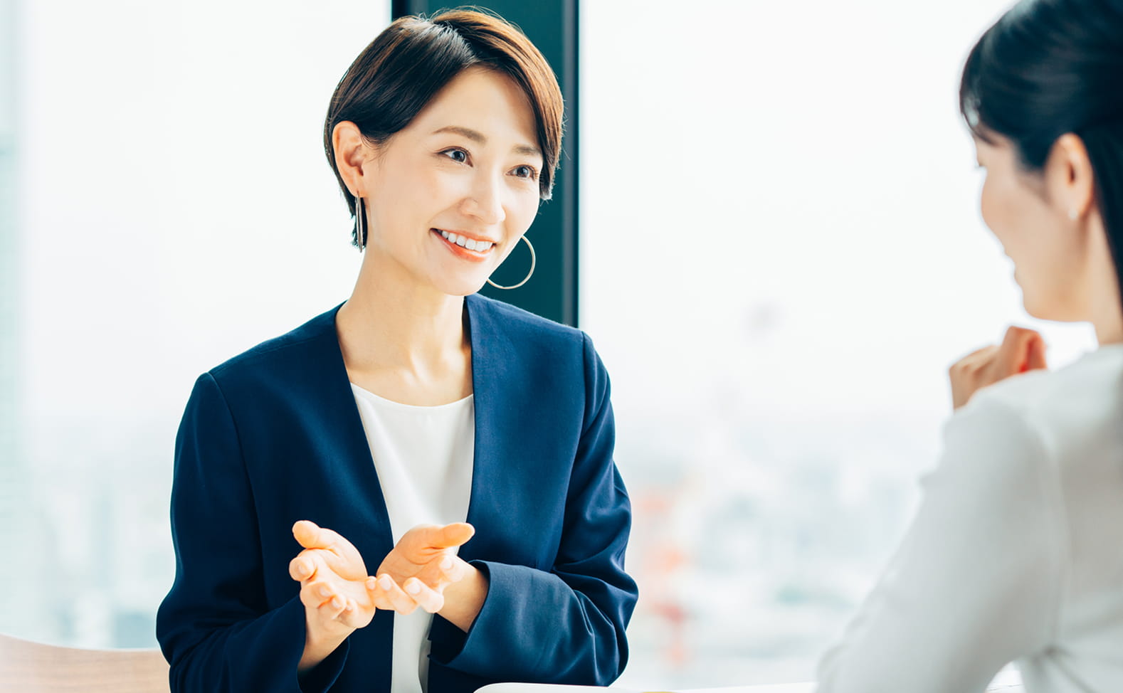 お客さまと笑顔で対話する窓口スタッフ